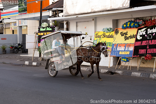 Image of horse drawn carriage in the streets of Manado