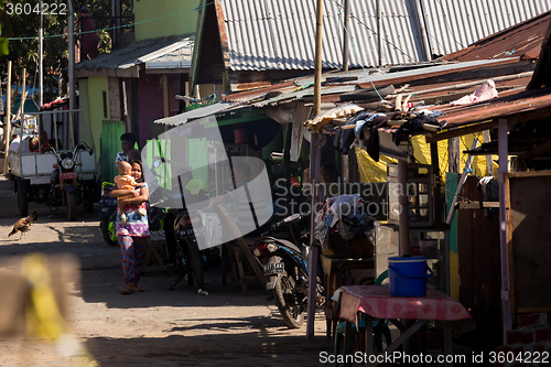 Image of Indonesian woman with child in Manado shantytown