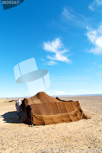 Image of tent in  the desert      sky
