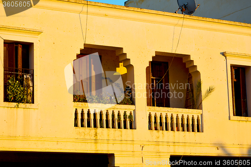 Image of   yellow window in and brown wall  