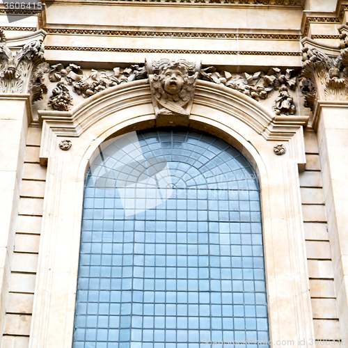 Image of old windon in england london brick and glass the wall 