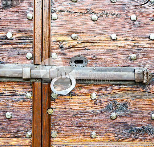 Image of italy  patch lombardy    cross  r in a  door curch  wood