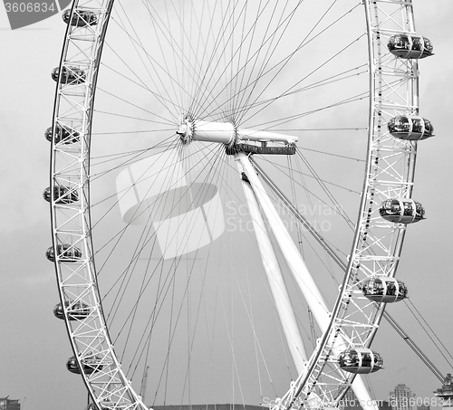 Image of london eye in the spring sky and white clouds