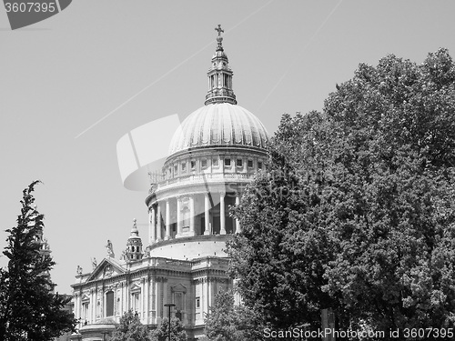 Image of Black and white St Paul Cathedral in London