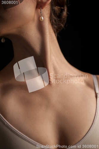 Image of The close-up of a young woman\'s neck