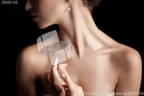 Image of The close-up of a young woman\'s neck