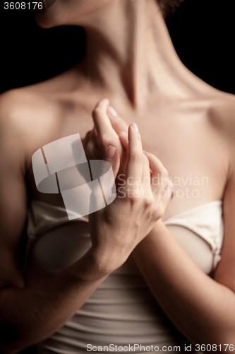 Image of The close-up of a young woman\'s neck