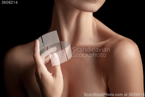 Image of The close-up of a young woman\'s neck