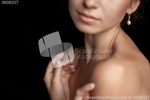 Image of The close-up of a young woman\'s neck