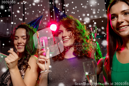 Image of smiling friends with glasses of champagne in club