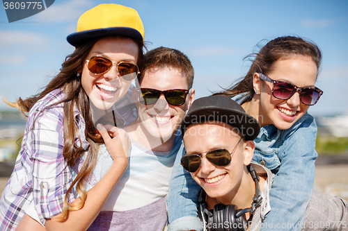 Image of group of smiling teenagers hanging out