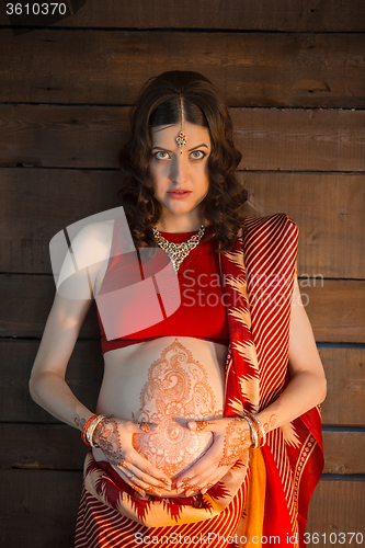 Image of The pregnant woman with henna tattoo