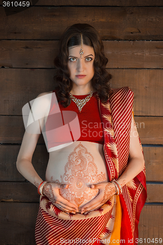 Image of The pregnant woman with henna tattoo