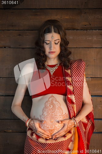 Image of The pregnant woman with henna tattoo