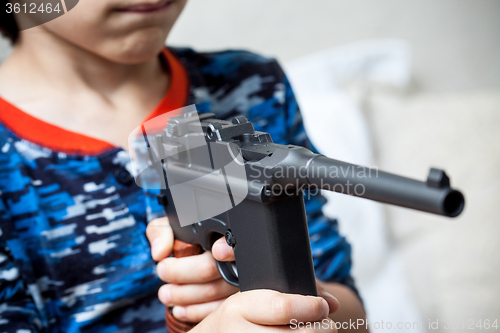Image of boy with submachine gun Mauser
