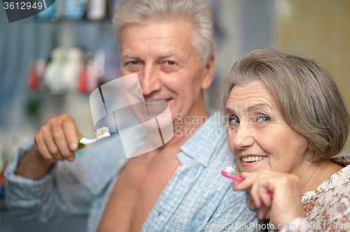 Image of couple with toobrushes 