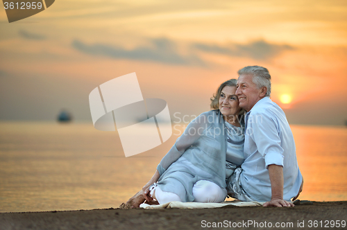 Image of  couple at sea 