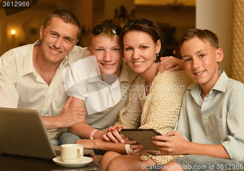 Image of family sitting with laptop