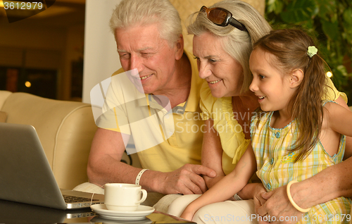 Image of family sitting with laptop 