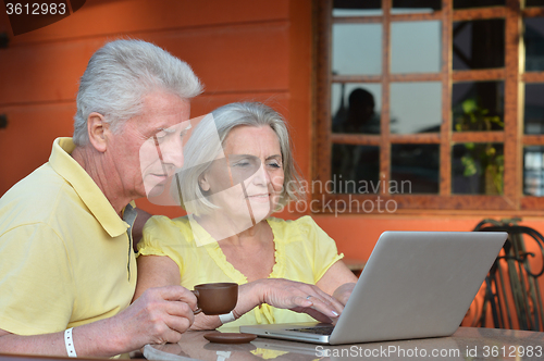 Image of couple sitting with laptop 