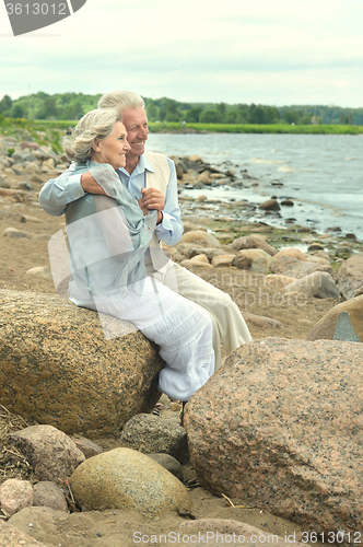 Image of couple near the water