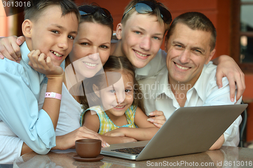 Image of family sitting with laptop 