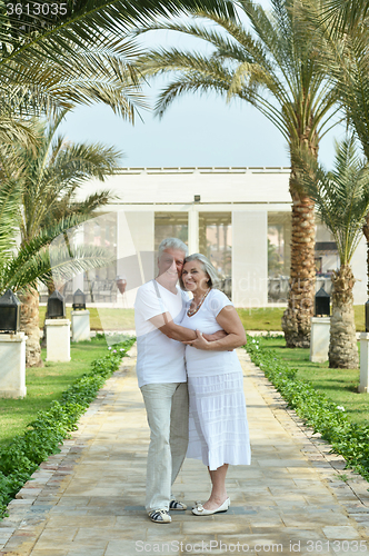 Image of couple at tropic hotel 