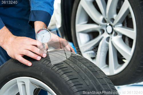 Image of Measuring the depth of a tire tread or profile