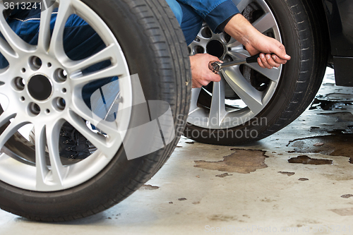 Image of Mechanic changing tires