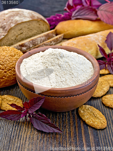 Image of Flour amaranth in clay bowl with cookies on board