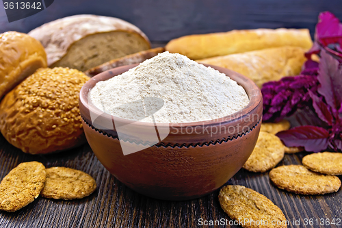 Image of Flour amaranth in clay bowl with bread on board