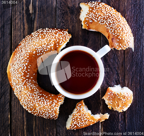 Image of tea and bagel