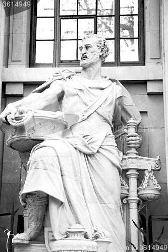 Image of marble and statue in old city of london england