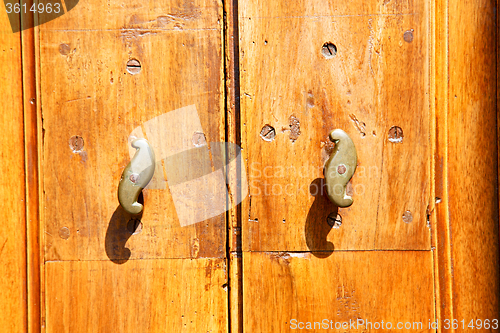 Image of stripped paint  door    in   and traditional  texture nail
