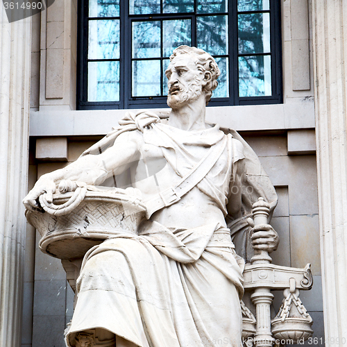 Image of marble and statue in old city of london england