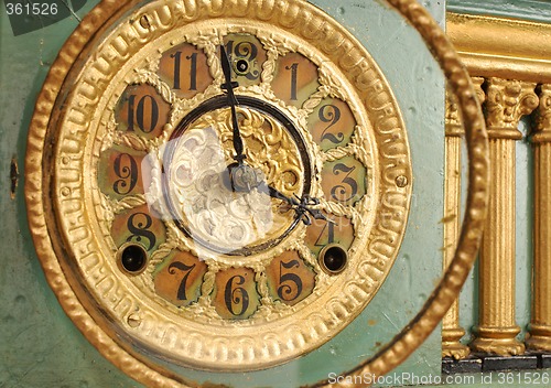 Image of Mantle Clock oblique