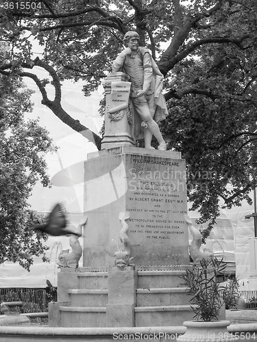 Image of Black and white Shakespeare statue in London