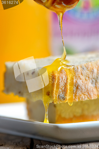 Image of Honey pouring over bread