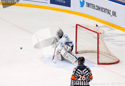 Image of Alexei Ivanov (28) catch a puck