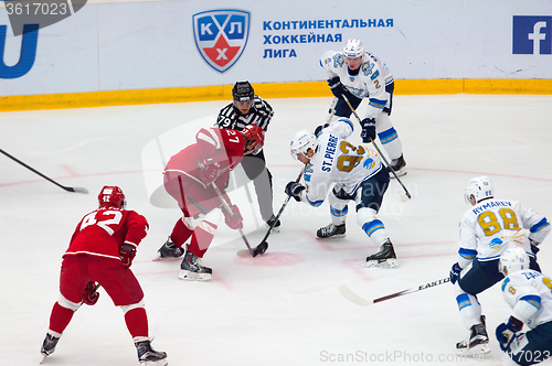 Image of Y. Koksharov (27) vs M. St. Pierre (93) on faceoff