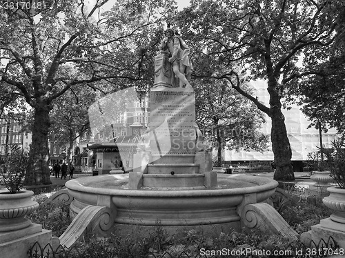 Image of Black and white Shakespeare statue in London