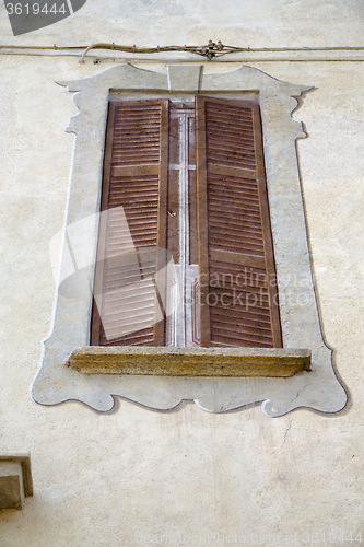 Image of jerago   sunny day    wood venetian concrete  brick