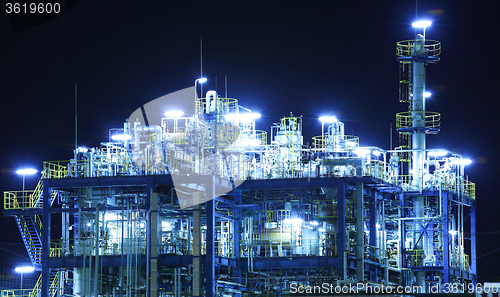 Image of Oil and gas refinery at night 