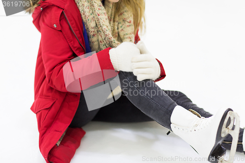 Image of young woman with knee trauma on skating rink