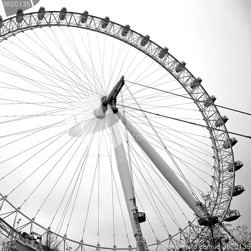 Image of london eye in the spring sky and white clouds
