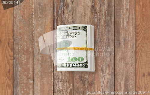 Image of close uop of dollar money packet tied with rubber