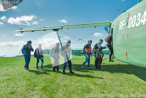 Image of Paratroopers enter into AH-2 plane