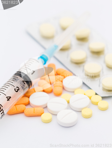 Image of Pills and syringe 