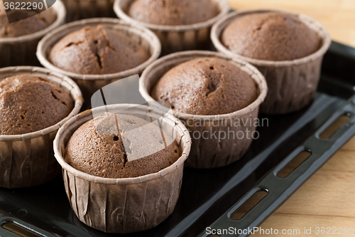 Image of Muffin with chocolate sauce
