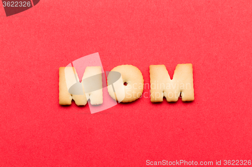 Image of Word mom cookie over the red background
